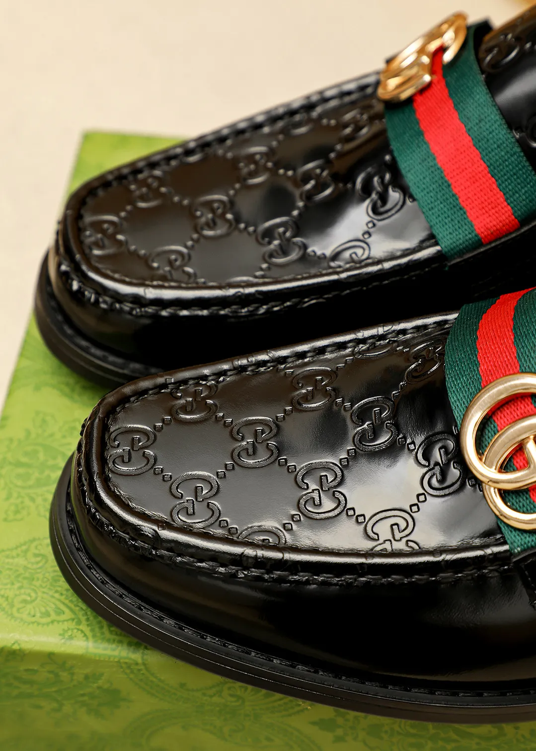 Men's shoes 💰480 💐 Product trademark: GUCCI "Gucci" casual leather shoes Regular size: 38-44 (45.46🉑️customized) Product materials: Selected imported first-layer open-edge beaded cowhide embossed upper + luxury hardware buckle, imported water-dyed cowhide leather lining. Strong three-dimensional visual effect, original outsole color: 2 colors available